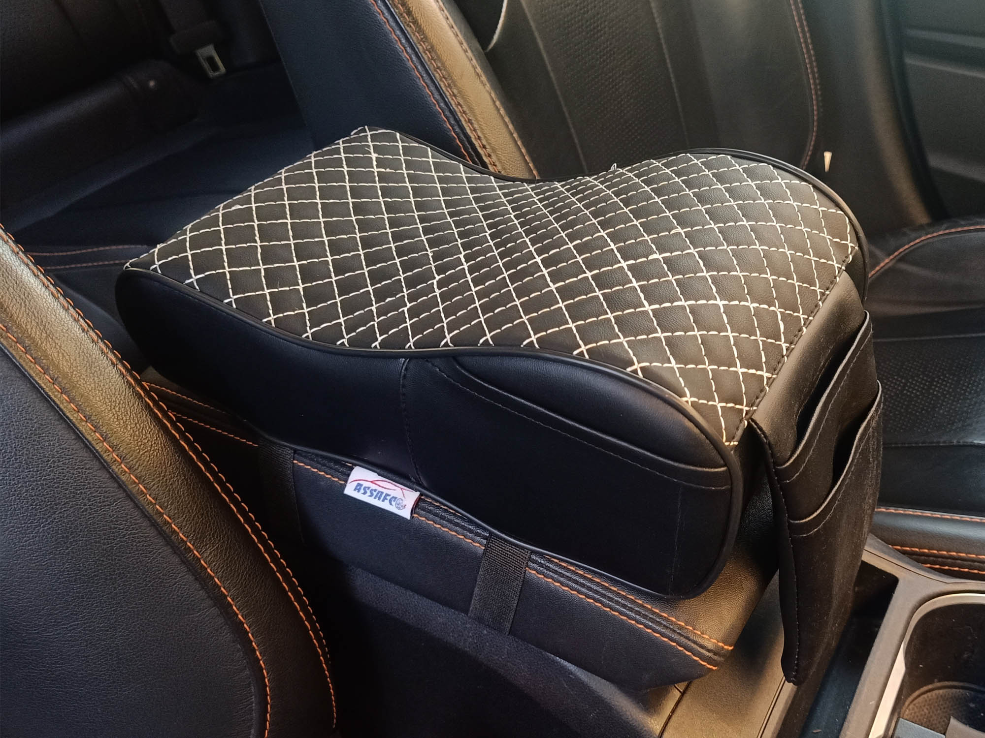 وسادة مسند ذراع السيارة المصنوعة من الجلد من Assafco بتصميم Winne 