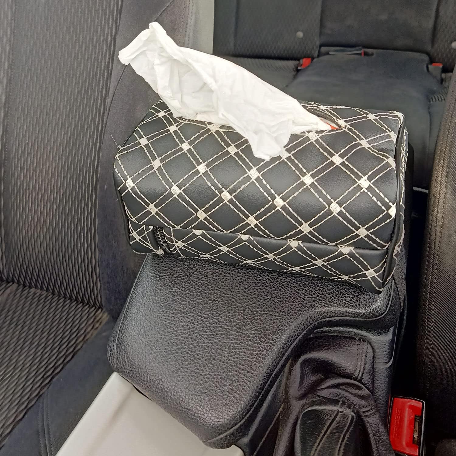 حامل مناديل جلدي للسيارة من Assafco بتطريز Winne 