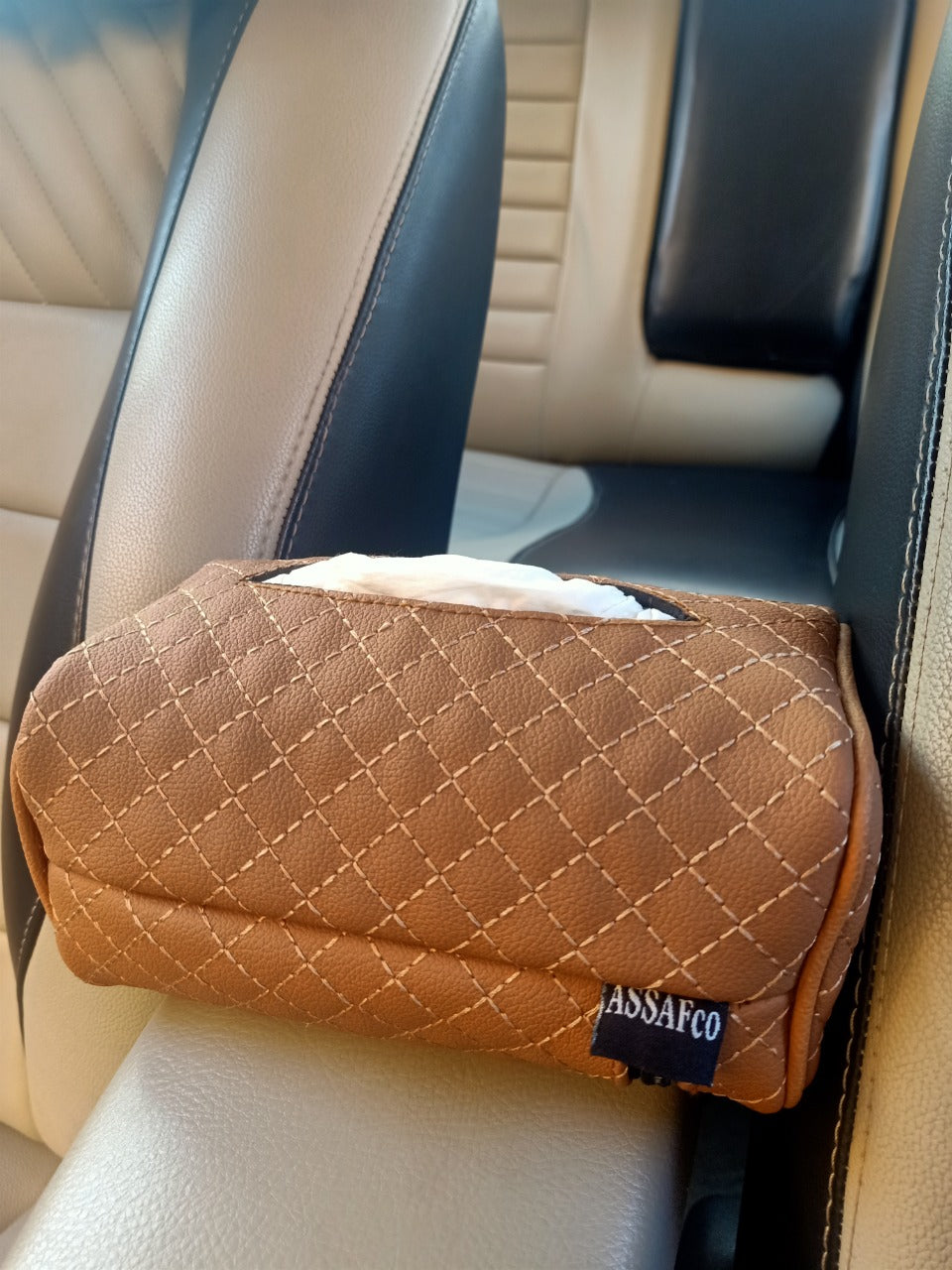 حامل مناديل جلدي للسيارة من أسافكو بتطريز مربع 