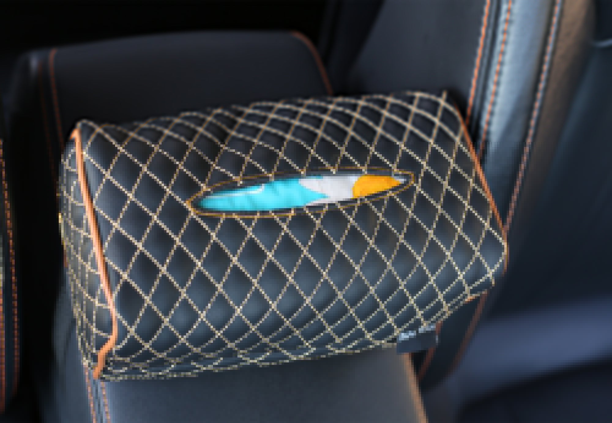 حامل مناديل جلدي للسيارة من أسافكو بتطريز مربع 