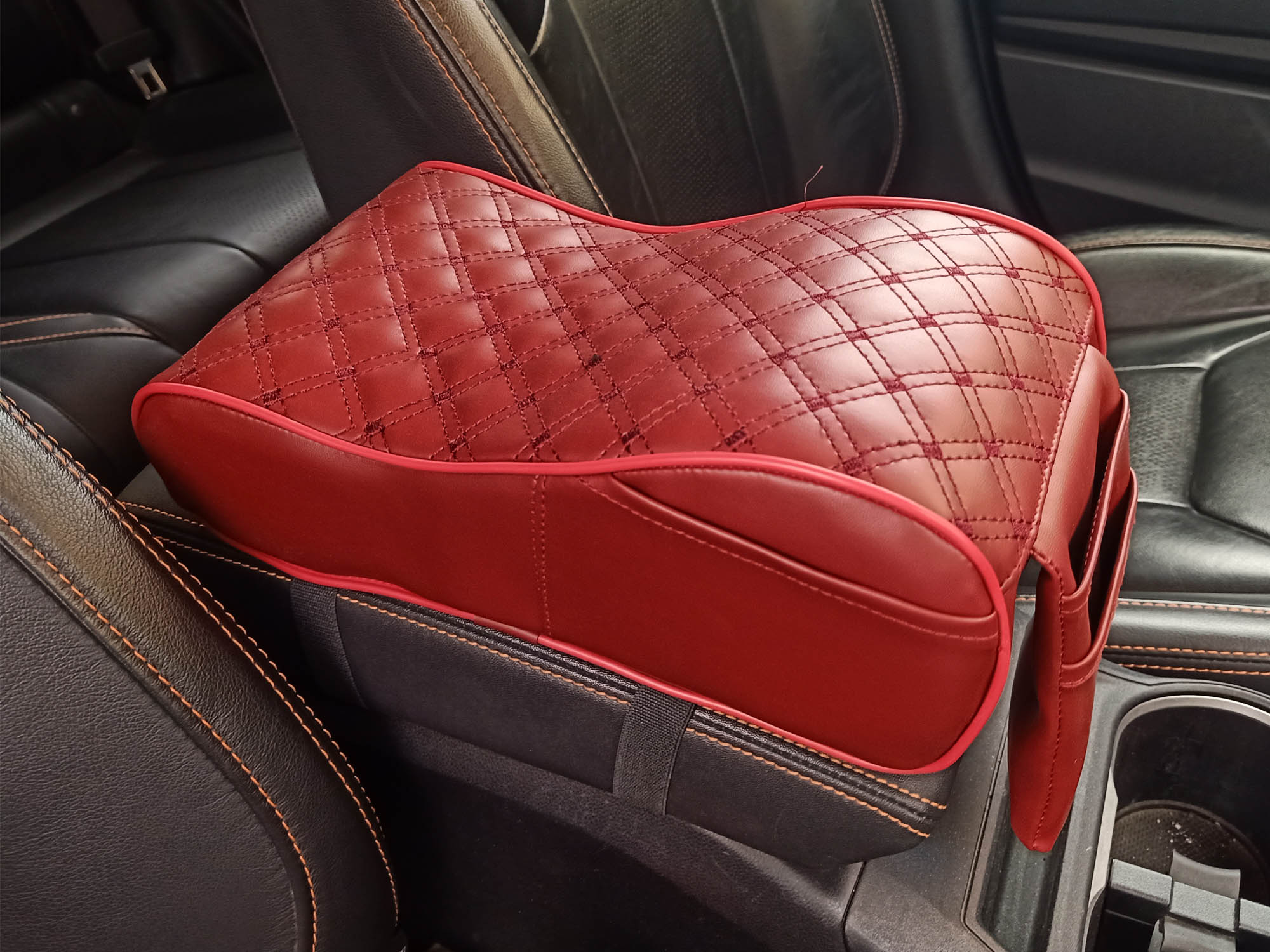 وسادة مسند ذراع السيارة المصنوعة من الجلد من Assafco بتصميم Winne 