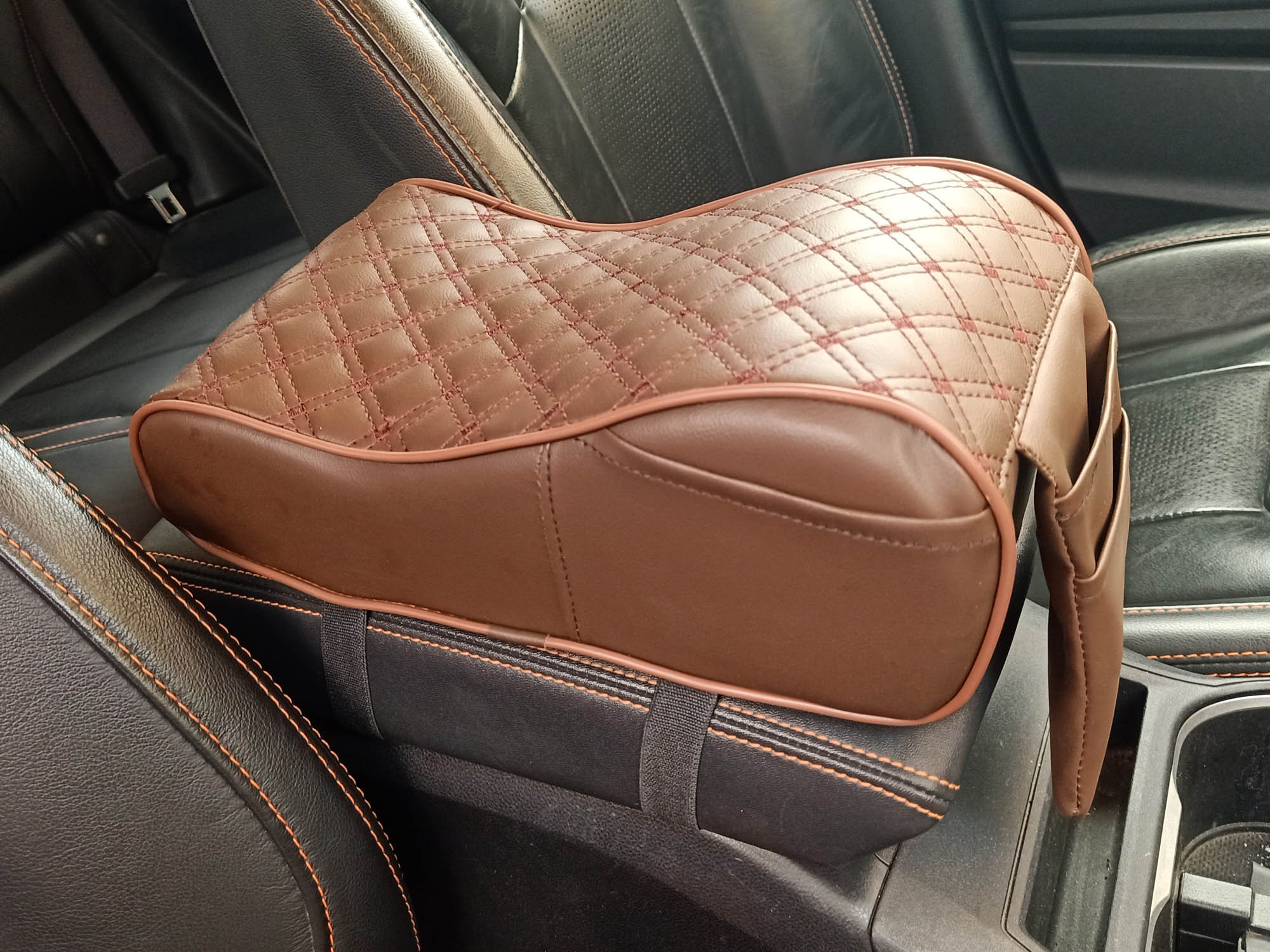 وسادة مسند ذراع السيارة المصنوعة من الجلد من Assafco بتصميم Winne 