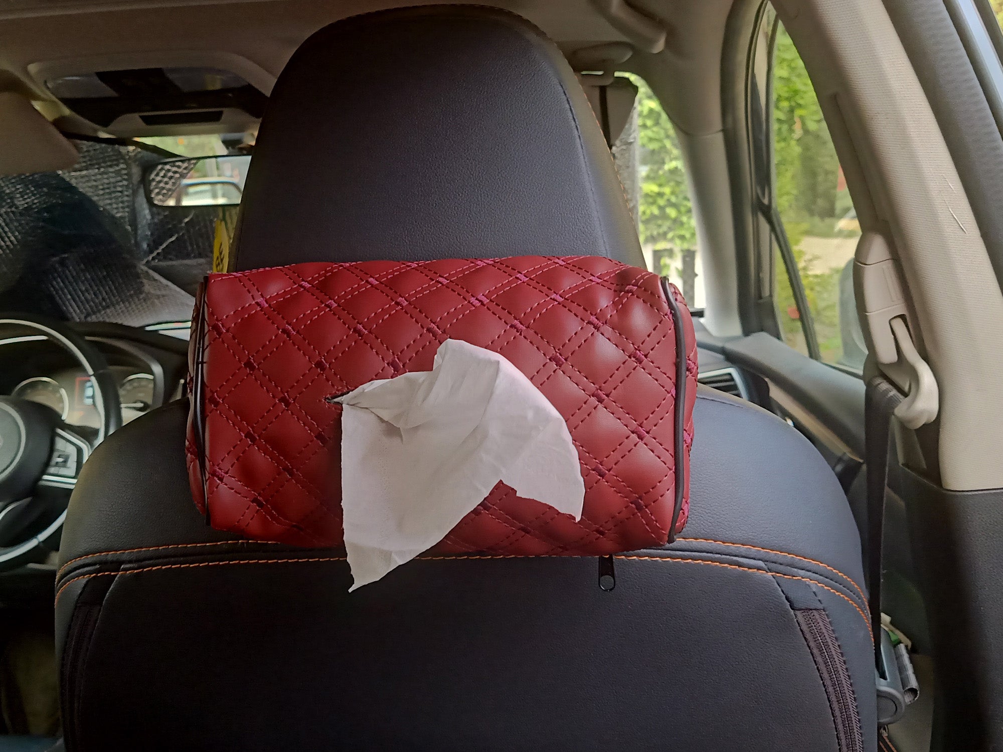 حامل مناديل جلدي للسيارة من Assafco بتطريز Winne 