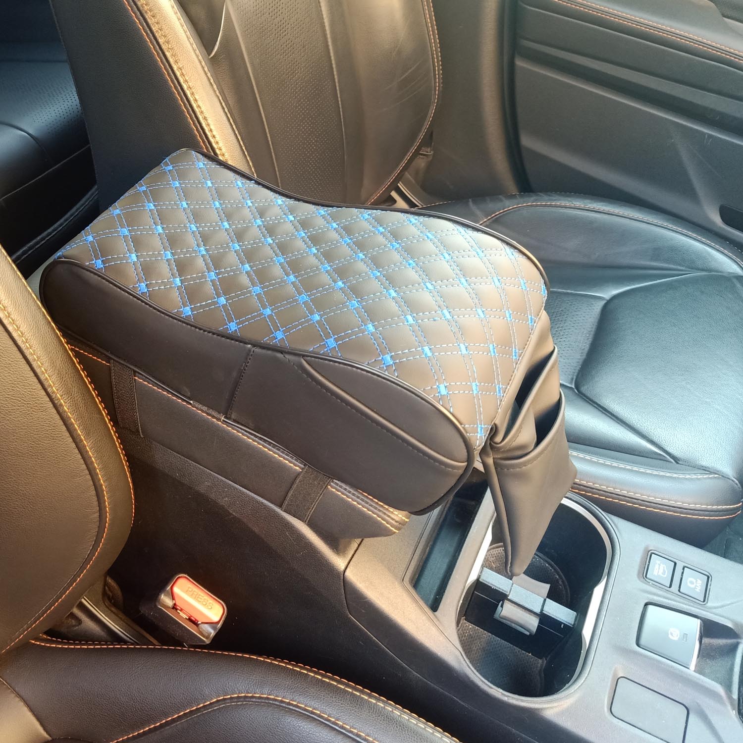 وسادة مسند ذراع السيارة المصنوعة من الجلد من Assafco بتصميم Winne 