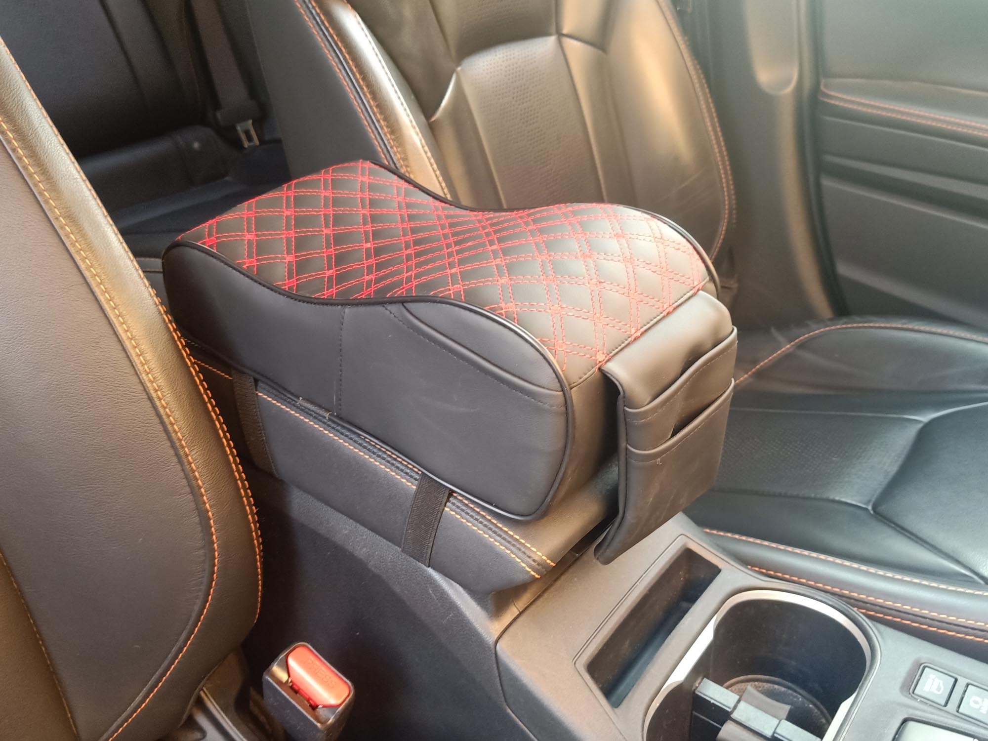 وسادة مسند ذراع السيارة المصنوعة من الجلد من Assafco بتصميم Winne 