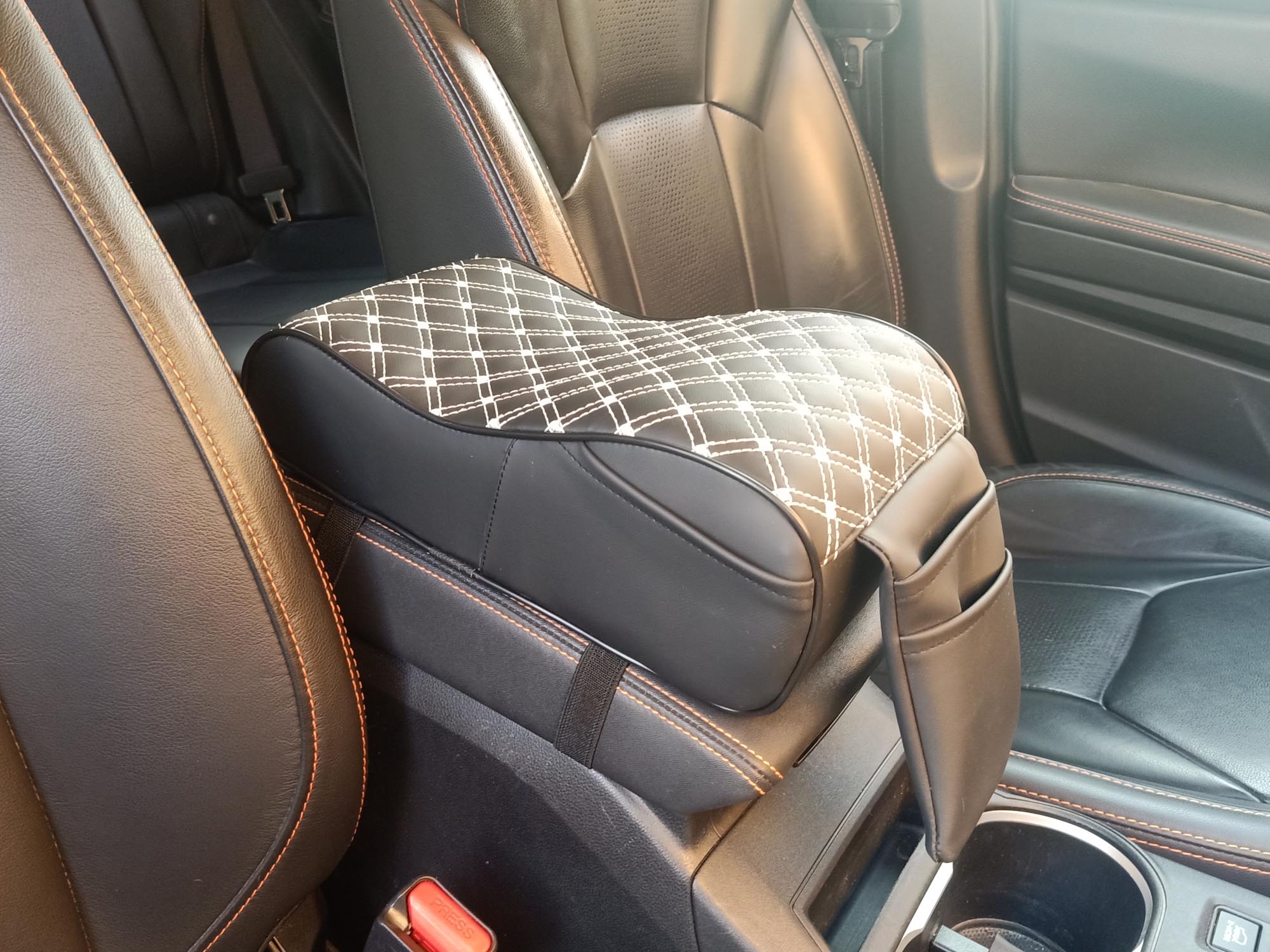 وسادة مسند ذراع السيارة المصنوعة من الجلد من Assafco بتصميم Winne 